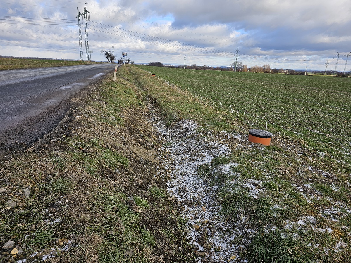 Pozemek Chytrá Lhota – příjezd od silnice